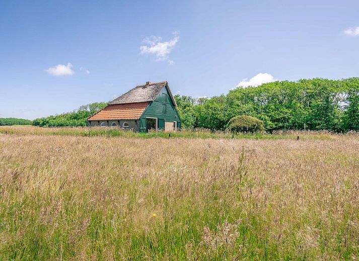 Modern kitchen in Schapenboet De Boet, De Koog, Texel. Vacation home with fully equipped cooking facilities on the Wadden Islands.