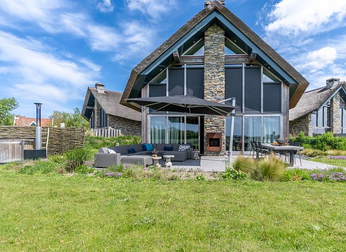 Villa 191 with Hot tub in De Koog, Texel, vacation home with modern outdoor space and comfortable seating area.
