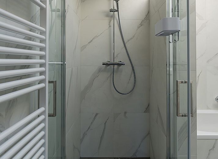 Modern living room of Zilte Bries vacation home, De Koog, Texel, with comfortable seating area.