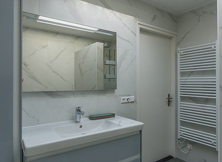 Modern living room of Zilte Bries vacation home, De Koog, Texel, with comfortable seating area.