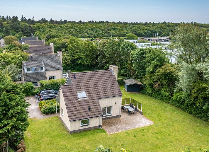 Aerial view of Holiday home Honeysuckle 45 in De Koog, Texel, surrounded by greenery and tranquility.
