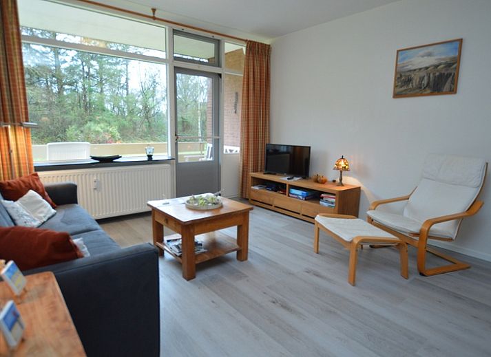 Cozy living room of Apartment Kerckeland 20 in De Koog, Texel with comfortable sitting area and dining area.