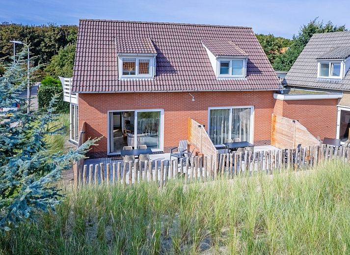 De Duinroos vacation home in De Koog, Texel with charming facade and surrounded by dunes.