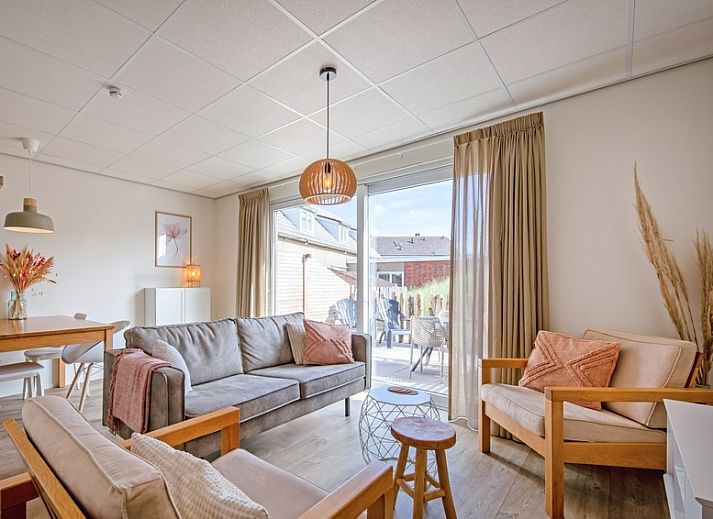 De Duinroos vacation home in De Koog, Texel with charming facade and surrounded by dunes.