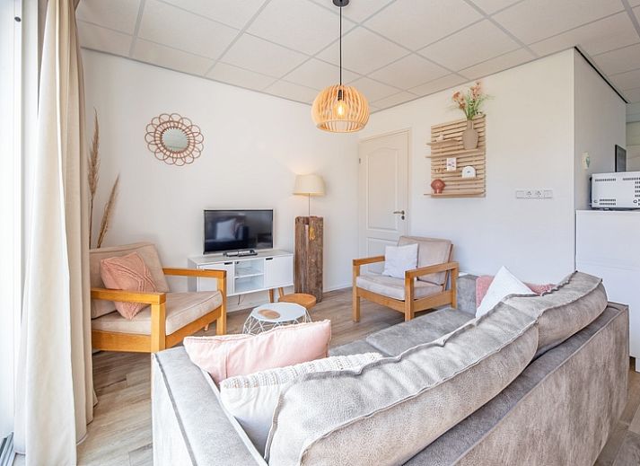 De Duinroos vacation home in De Koog, Texel with charming facade and surrounded by dunes.