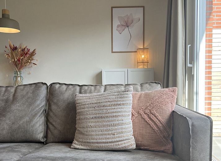 De Duinroos vacation home in De Koog, Texel with charming facade and surrounded by dunes.