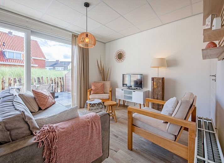 De Duinroos vacation home in De Koog, Texel with charming facade and surrounded by dunes.