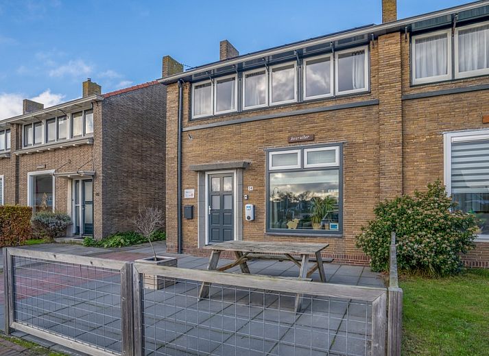 De Bosruiter vacation home in De Koog Texel with charming facade and terrace, ideal for a relaxing stay on the Wadden Islands.
