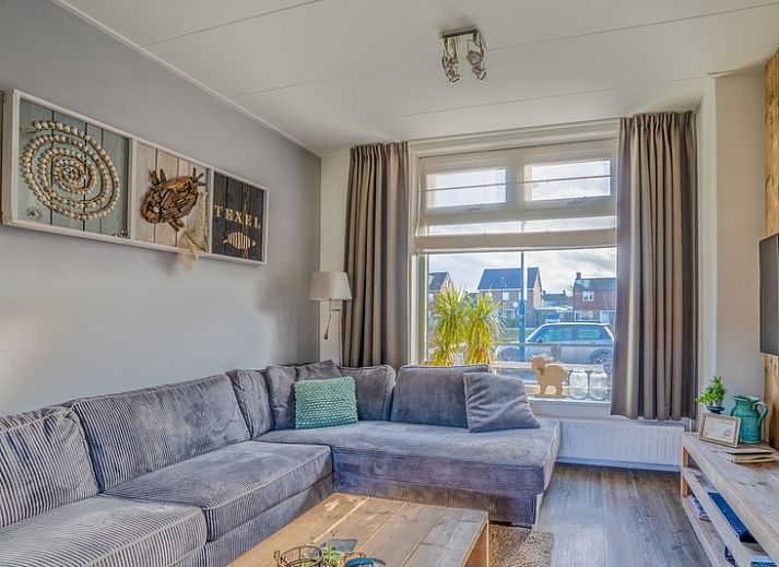 De Bosruiter vacation home in De Koog Texel with charming facade and terrace, ideal for a relaxing stay on the Wadden Islands.