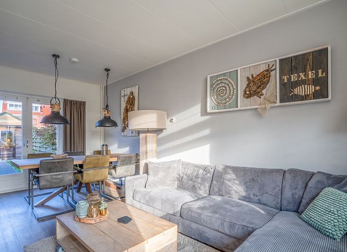 De Bosruiter vacation home in De Koog Texel with charming facade and terrace, ideal for a relaxing stay on the Wadden Islands.