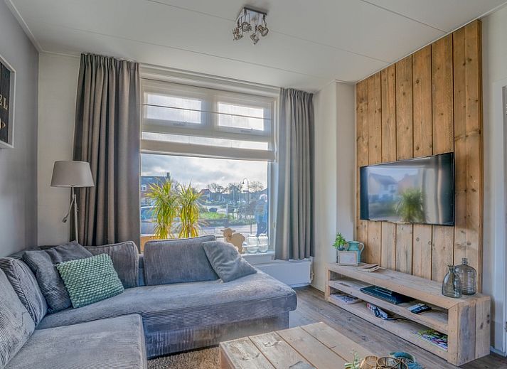 De Bosruiter vacation home in De Koog Texel with charming facade and terrace, ideal for a relaxing stay on the Wadden Islands.