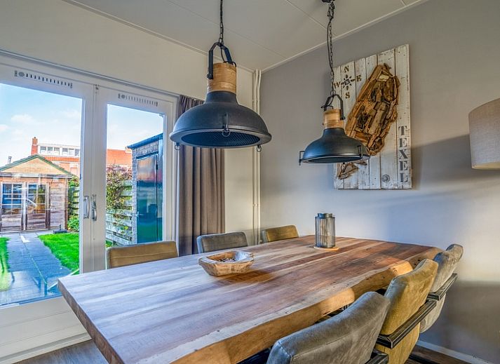 De Bosruiter vacation home in De Koog Texel with charming facade and terrace, ideal for a relaxing stay on the Wadden Islands.