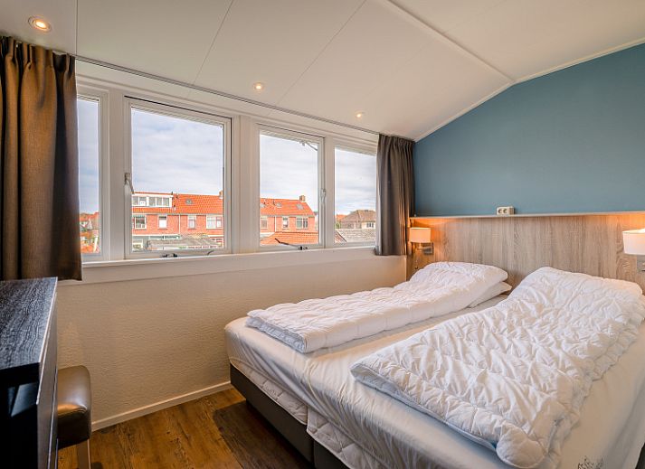 Cozy living room in De Bosruiter vacation home, De Koog Texel, with comfortable sofa and lots of natural light.