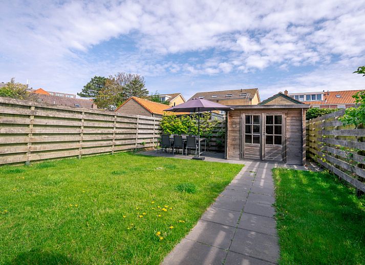 Stylish dining room in De Bosruiter, vacation home in De Koog Texel, with spacious dining table and modern furnishings.
