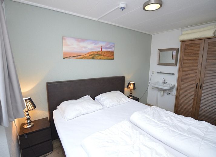 Spacious kitchen and dining area in Motel Texel - Apartment 314/1S, De Koog, with modern amenities.