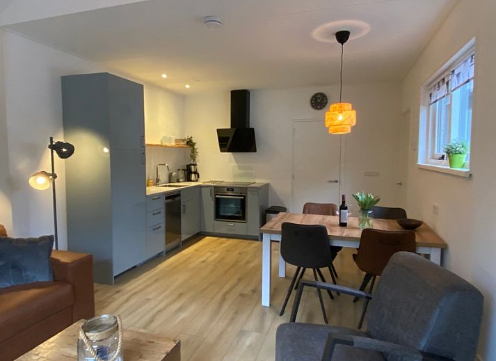 Geraeumige Terrasse des Ferienhauses Jutter in De Koog, Texel. Perfekt fuer Entspannung im Freien auf den Watteninseln.