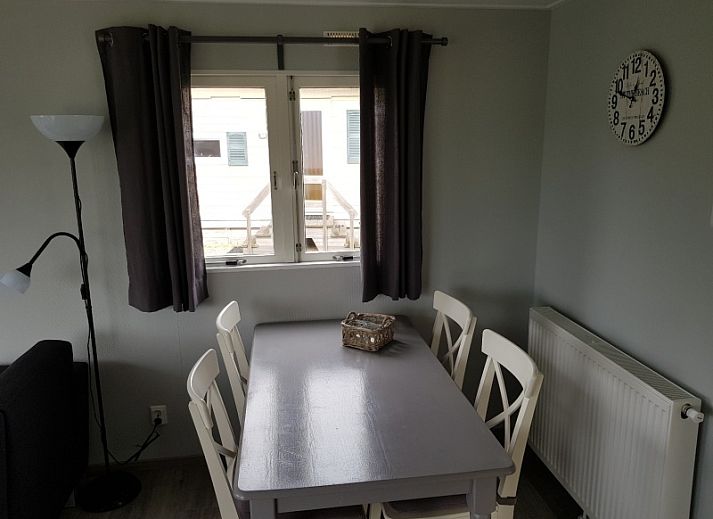 Ferienhaus Chalet Bregkoog 208 in De Koog, Texel, mit Sonnenterrasse und umgeben von Natur.