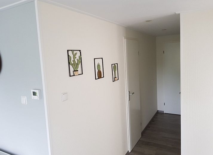 Ferienhaus Chalet Bregkoog 208 in De Koog, Texel, mit Sonnenterrasse und umgeben von Natur.