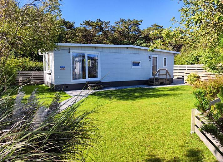 Chalet Bregkoog 207 in De Koog, Texel mit gruenem Garten und sonniger Umgebung.