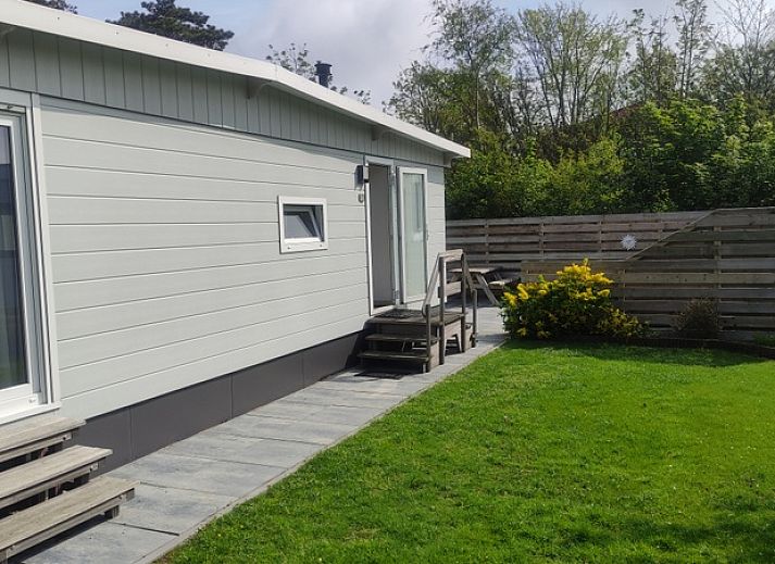 Chalet Bregkoog 207 in De Koog, Texel mit gruenem Garten und sonniger Umgebung.