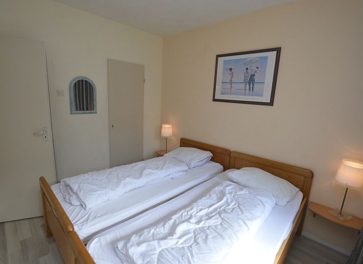 Bright living room of Apartment Kerckeland 16 in De Koog, Texel with large windows and views of nature.