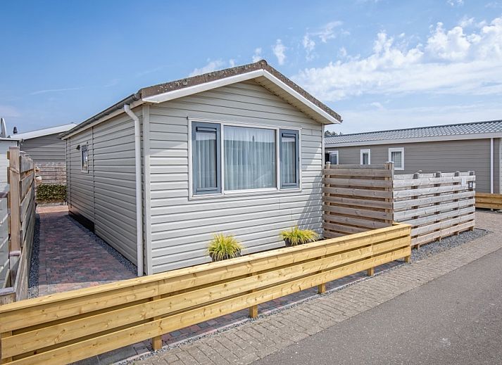 Chalet Bregkoog 88 in De Koog, Texel met houten omheining en moderne uitstraling op Chaletpark Bregkoog.