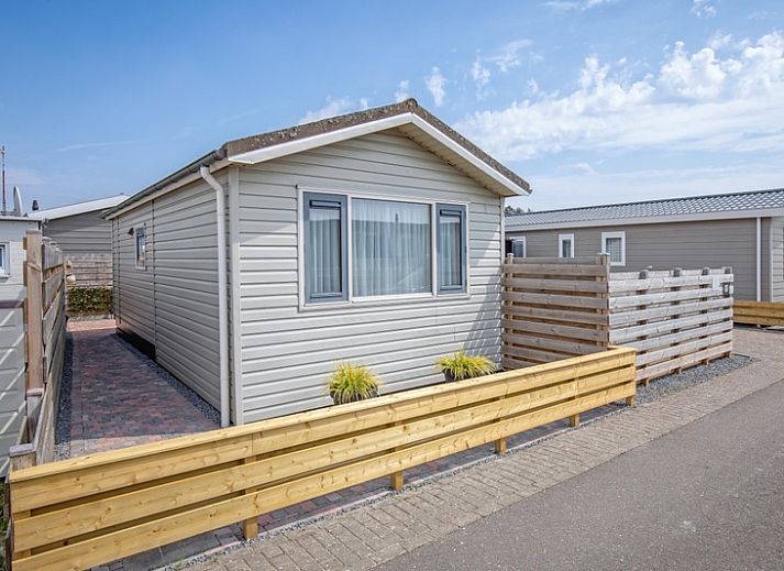 Chalet Bregkoog 88 in De Koog, Texel met houten omheining en moderne uitstraling op Chaletpark Bregkoog.