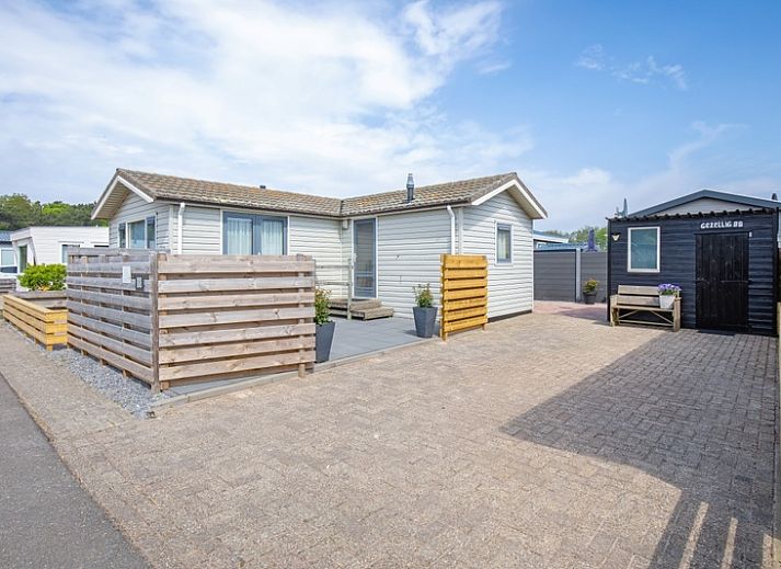 Chalet Bregkoog 88 in De Koog, Texel met houten omheining en moderne uitstraling op Chaletpark Bregkoog.