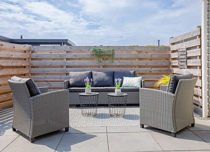 Chalet Bregkoog 88 in De Koog, Texel met houten omheining en moderne uitstraling op Chaletpark Bregkoog.