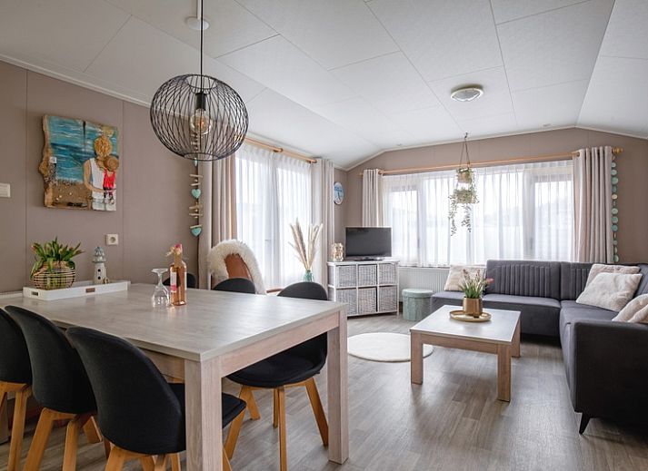 Vooraanzicht van Chalet Bregkoog 88, een vakantiewoning in De Koog, Texel met sfeervolle houten details.