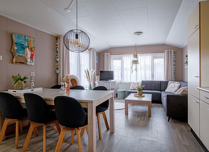 Entree van Chalet Bregkoog 88 in De Koog, Texel met ruime oprit en gezellige buitenruimte op Chaletpark Bregkoog.