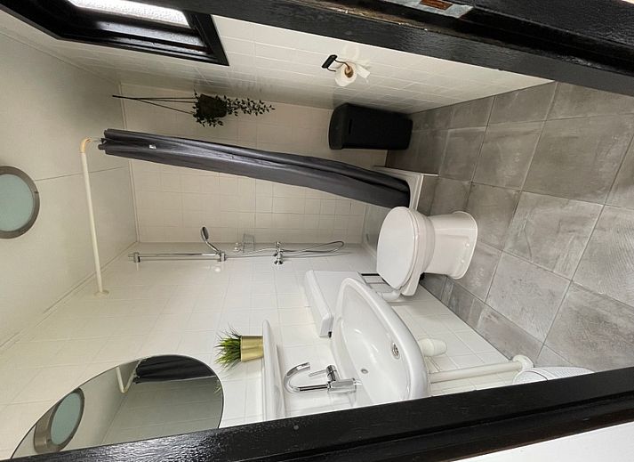 Stilvolles Wohnzimmer im Chalet Bregkoog 253, De Koog, Texel mit moderner Einrichtung und viel natuerlichem Licht.