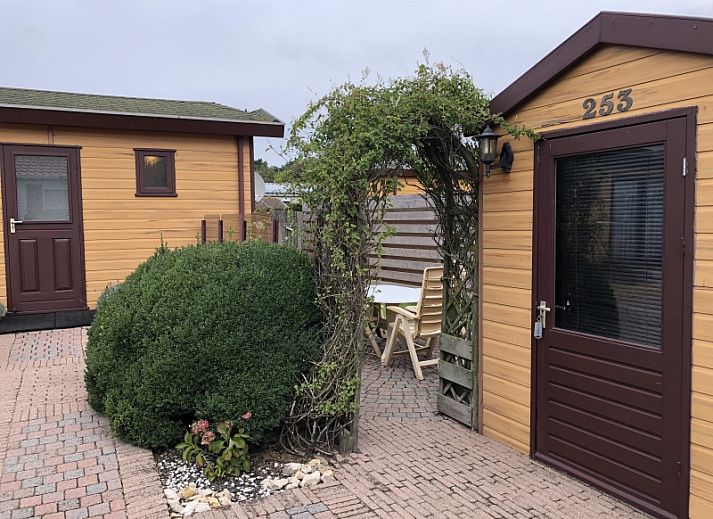 Stilvolles Wohnzimmer im Chalet Bregkoog 253, De Koog, Texel mit moderner Einrichtung und viel natuerlichem Licht.
