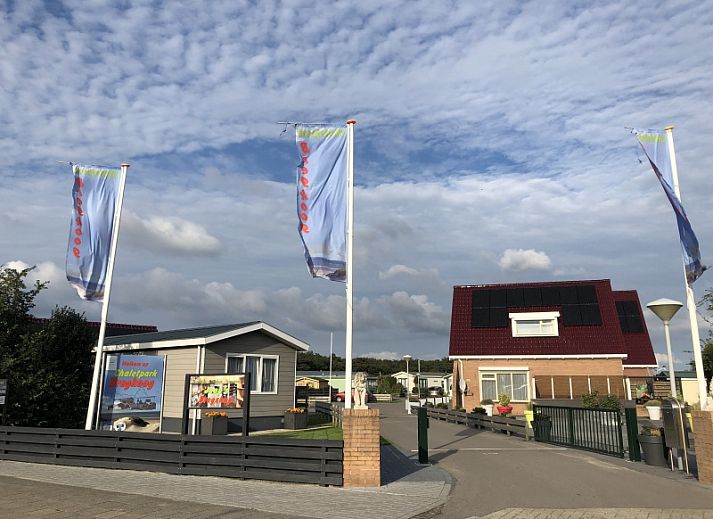Geraeumige Kueche im Chalet Bregkoog 253, De Koog, Texel mit modernen Annehmlichkeiten und stilvoller Dekoration.