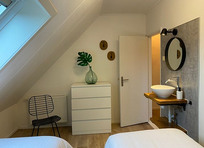 Modern bedroom with sink in De Boomleeuwerik vacation home, De Koog, Texel, ideal for a relaxing stay.