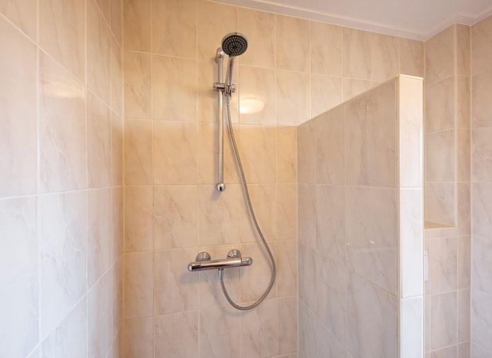 Modern bedroom with sink in De Boomleeuwerik vacation home, De Koog, Texel, ideal for a relaxing stay.