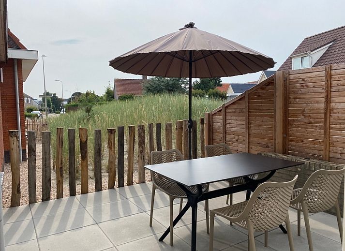 Modern bedroom with sink in De Boomleeuwerik vacation home, De Koog, Texel, ideal for a relaxing stay.