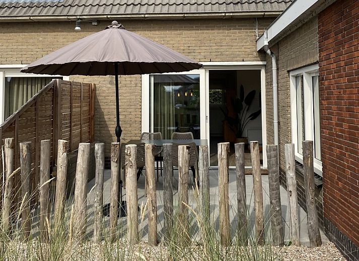 Stylish decoration in bedroom of De Boomleeuwerik vacation home, De Koog, Texel with art on the wall.