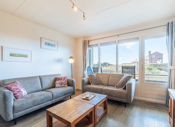 Gemuetliches Wohnzimmer im Appartement Juliana 046 Insel- und Meerblick, De Koog, Texel mit Blick auf die Duenen.