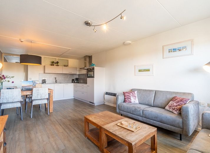 Gemuetliches Wohnzimmer im Appartement Juliana 046 Insel- und Meerblick, De Koog, Texel mit Blick auf die Duenen.