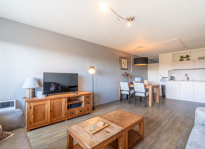 Gemuetliches Wohnzimmer im Appartement Juliana 046 Insel- und Meerblick, De Koog, Texel mit Blick auf die Duenen.