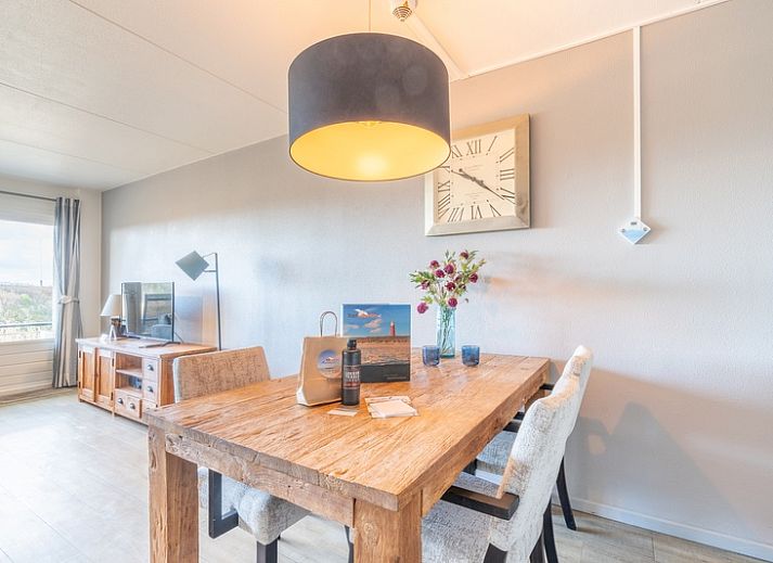 Helle Sitzecke im Appartement Juliana 046 Insel- und Meerblick, De Koog, Texel mit bequemen Sofas und Duenenblick.