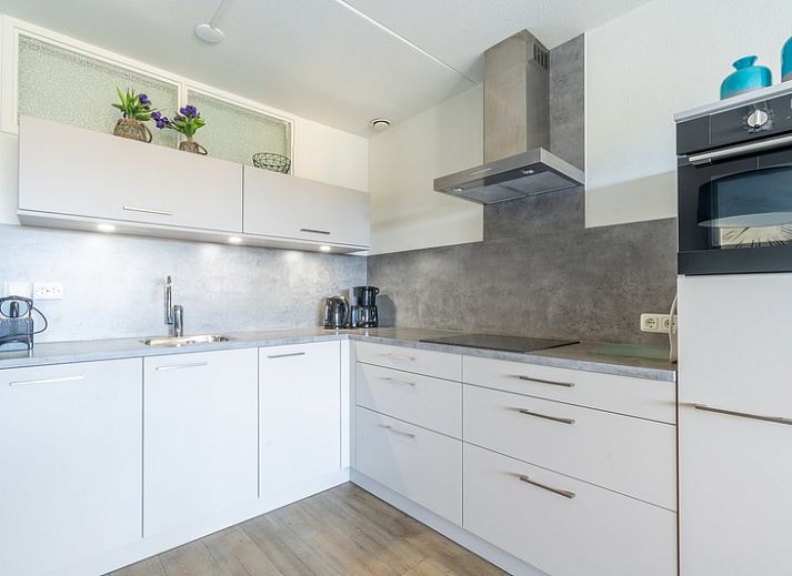 Helle Sitzecke im Appartement Juliana 046 Insel- und Meerblick, De Koog, Texel mit bequemen Sofas und Duenenblick.