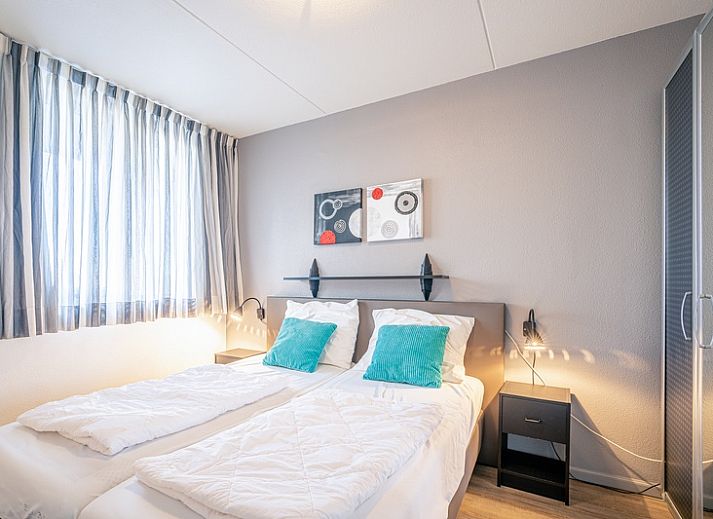 Helle Sitzecke im Appartement Juliana 046 Insel- und Meerblick, De Koog, Texel mit bequemen Sofas und Duenenblick.