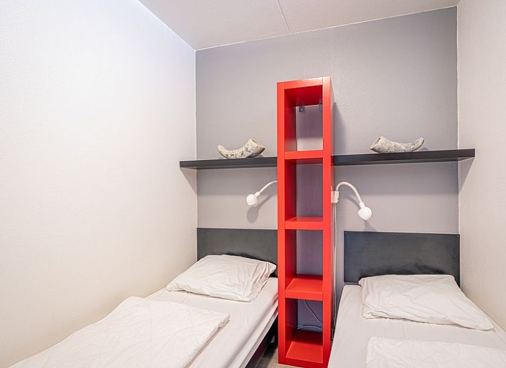 Helle Sitzecke im Appartement Juliana 046 Insel- und Meerblick, De Koog, Texel mit bequemen Sofas und Duenenblick.