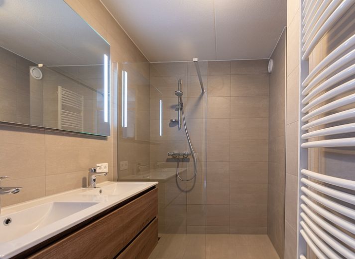 Helle Sitzecke im Appartement Juliana 046 Insel- und Meerblick, De Koog, Texel mit bequemen Sofas und Duenenblick.