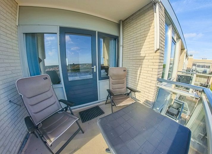 Moderne eetruimte in Appartement Juliana 176 Eilandzicht, De Koog, Texel met uitzicht op de natuur van de Waddeneilanden.