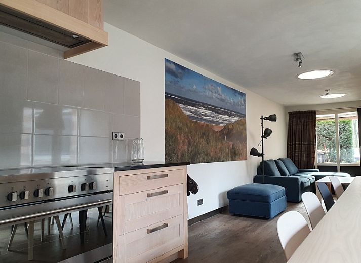 Moderne Kueche im Ferienhaus Orchismient 24, De Koog, Texel, mit grossem Esstisch und stilvoller Beleuchtung.