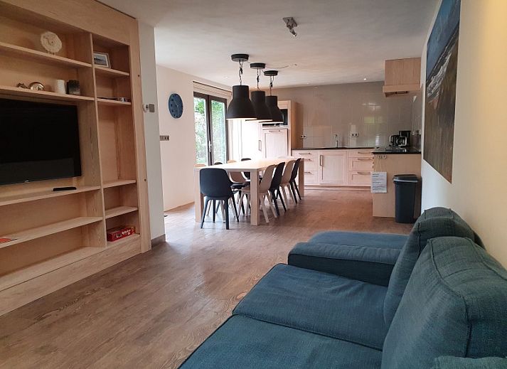 Moderne Kueche im Ferienhaus Orchismient 24, De Koog, Texel, mit grossem Esstisch und stilvoller Beleuchtung.