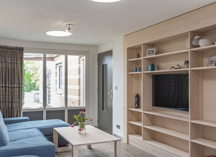 Moderne Kueche im Ferienhaus Orchismient 24, De Koog, Texel, mit grossem Esstisch und stilvoller Beleuchtung.